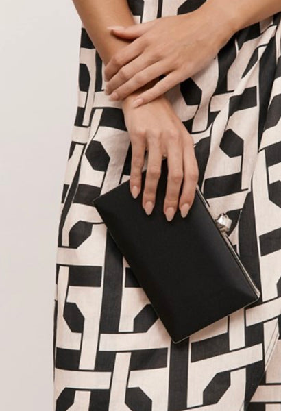 Mira Structured Clutch