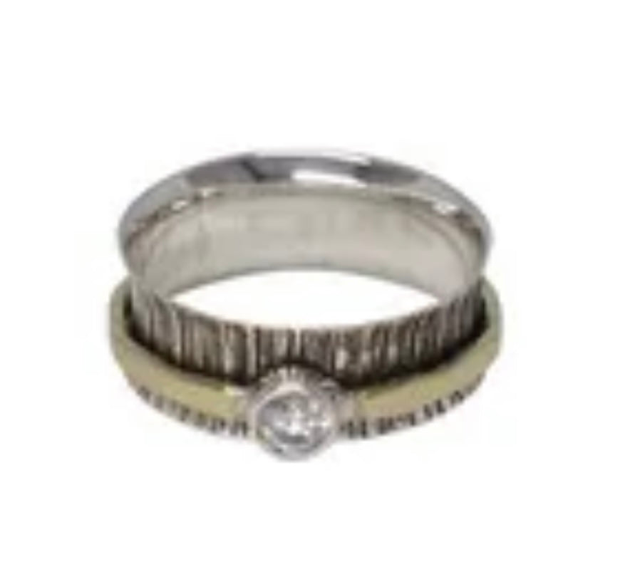 Spinner ring with cubic zirconia