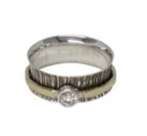Spinner ring with cubic zirconia