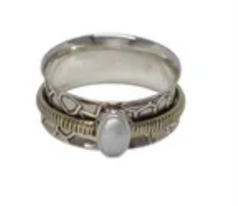 Spinner ring with oval pearl